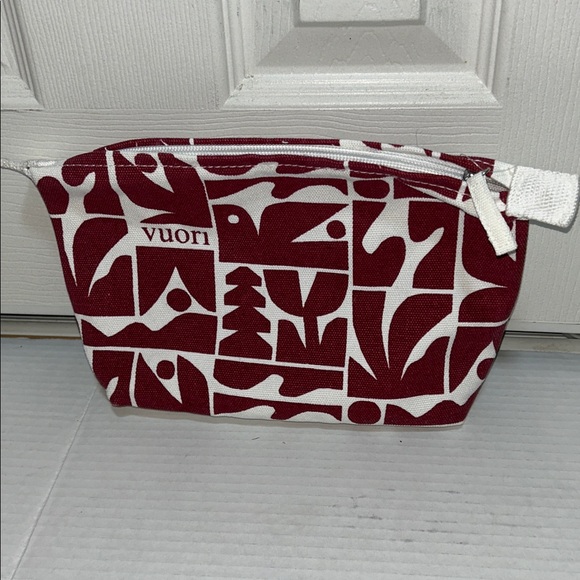 💗NWT Vuori Holiday 25 Pouch Strawberry - Picture 3 of 7